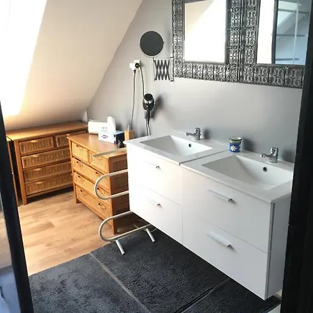 Chez Christophe Et Cecile Sur Le Circuit Des 24 Du Mans Oda ve Kahvaltı